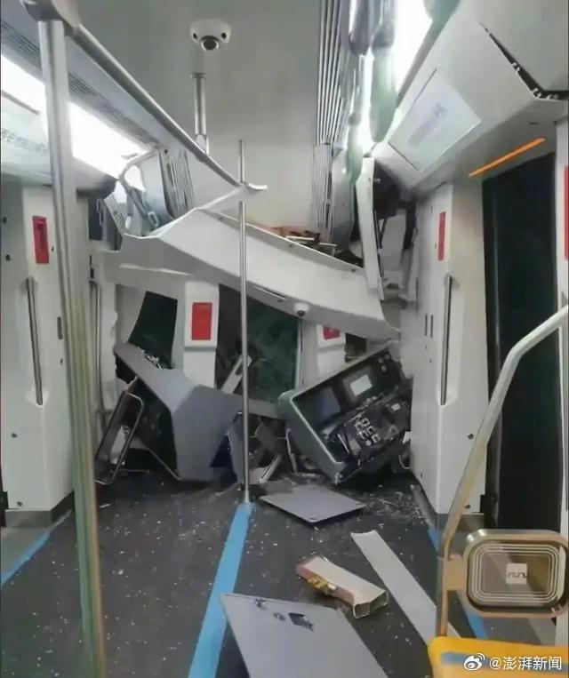 西安地铁10号线18日接近午夜试车时，因现场试验人员处置不当导致车辆追撞，车体变形严重，官方通报未提有无人员伤亡。（取自微博）