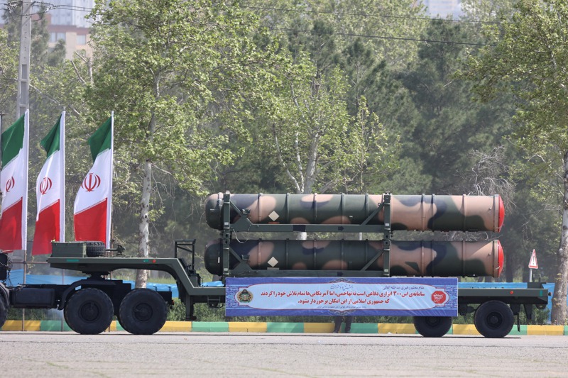 俄國製的S-300防空系統在4月17日伊朗軍人節參加閱兵儀式。路透