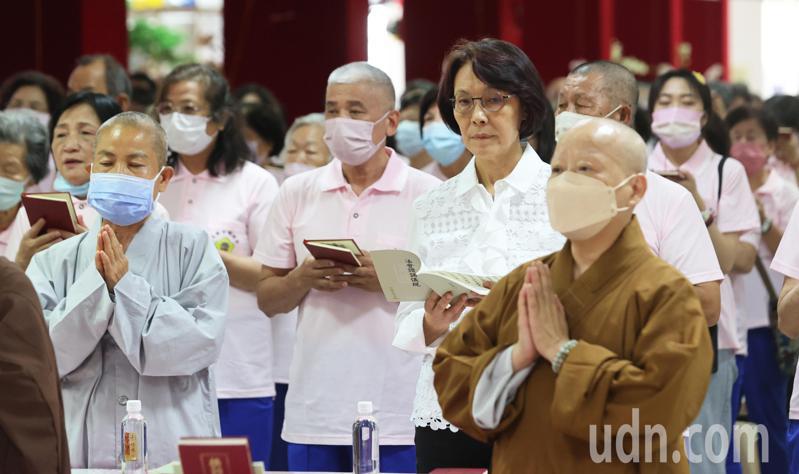 高雄市佛教会举办浴佛大典，为花莲大地震受灾民众及罹难者祈福。记者刘学圣／摄影
