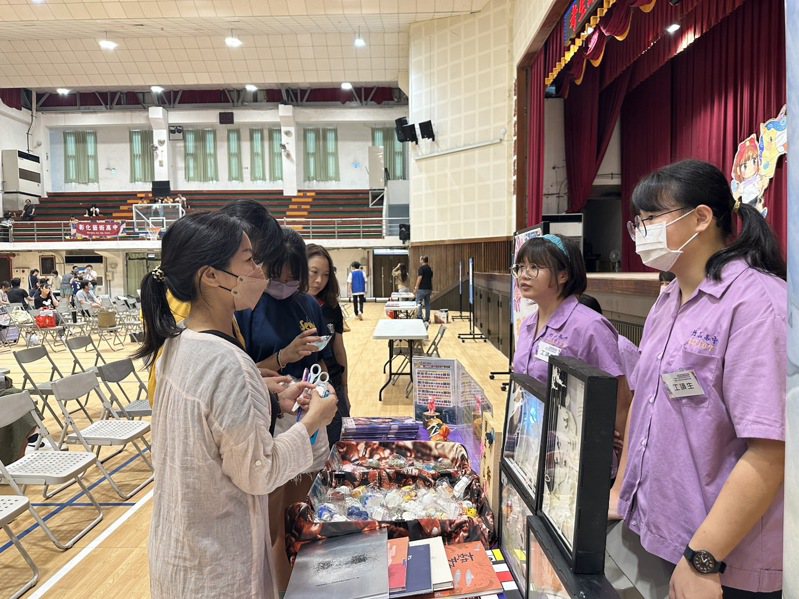 竹山高中美术班利用联招招生博览会，向家长及学生介绍作品。图／竹山高中提供