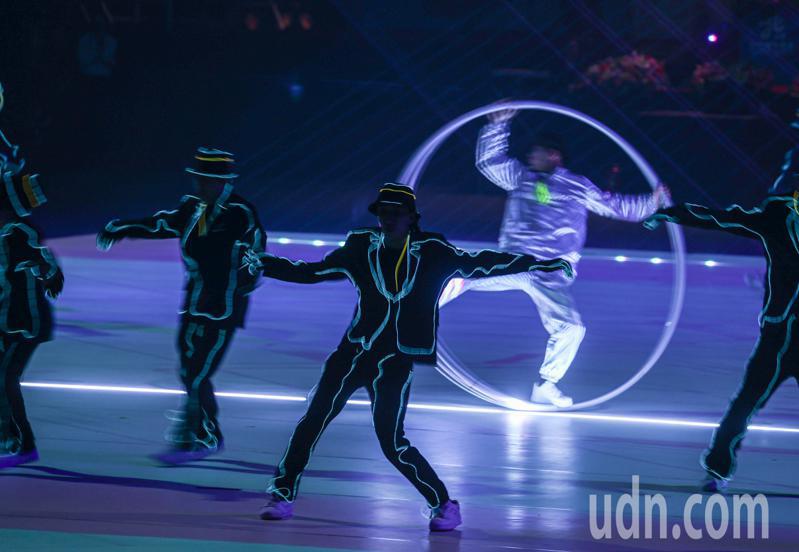 全中运开幕式晚间于台北小巨蛋举行，开幕式上表演者结合光影线条，带来精彩舞蹈表演。记者曾原信／摄影
