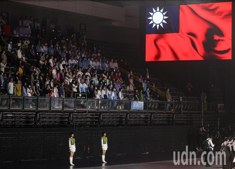 全中运开幕式晚间于台北小巨蛋举行，开幕式上播放国歌时，秀出巨幅国旗。记者曾原信／摄影