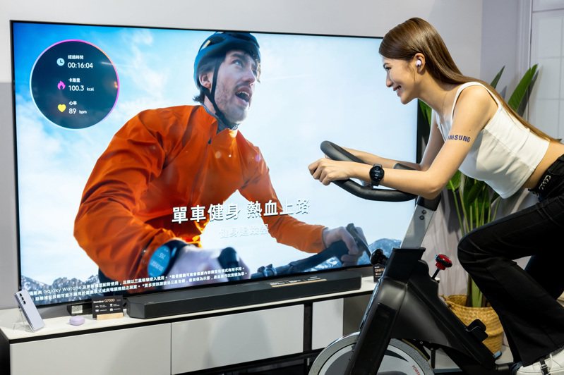 透过三星SmartThings可在萤幕上观看影片的同时，追踪即时锻炼数据回馈。图／台湾三星电子提供