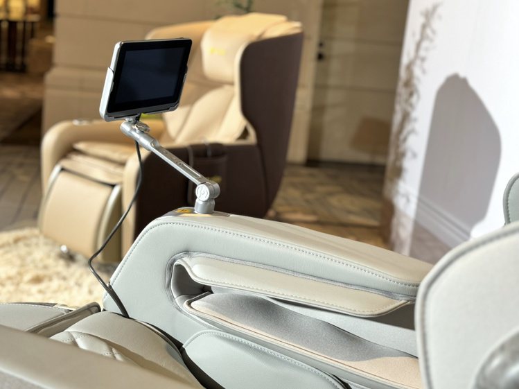 FUJI雙AI摩術椅隨附7吋觸控螢幕，可從螢幕檢視壓力區檢測結果，以及客製化按摩行程。記者黃筱晴／攝影