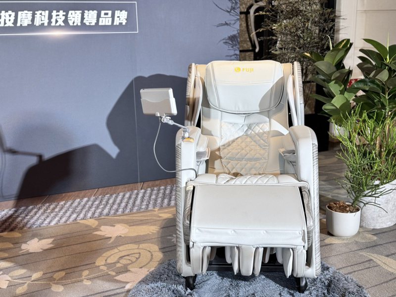 FUJI双AI摩术椅外型采用木质与布纹的巧妙拼接设计。记者黄筱晴／摄影