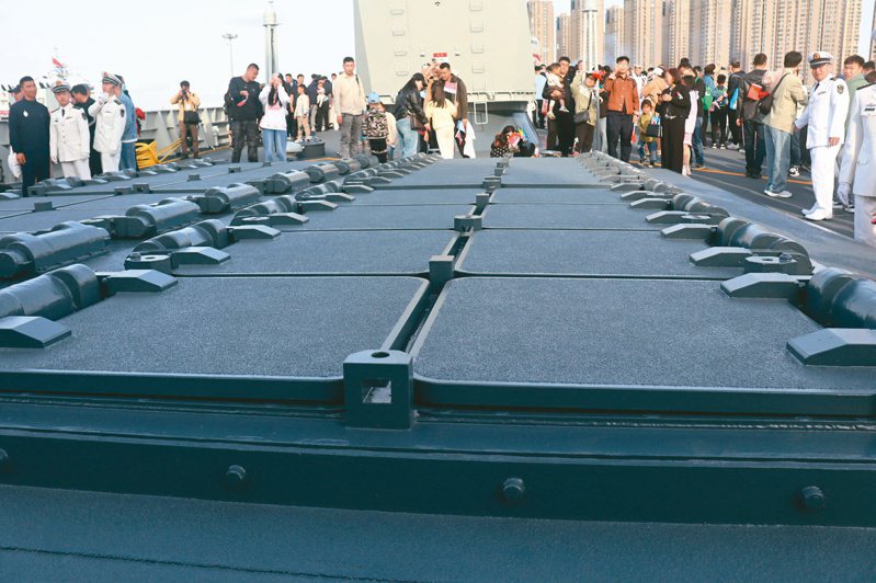 隸屬解放軍北部戰區海軍的052D型貴陽艦，昨天開放參觀，圖為艦上六十四單元的垂發系統。特派記者廖士鋒／攝影