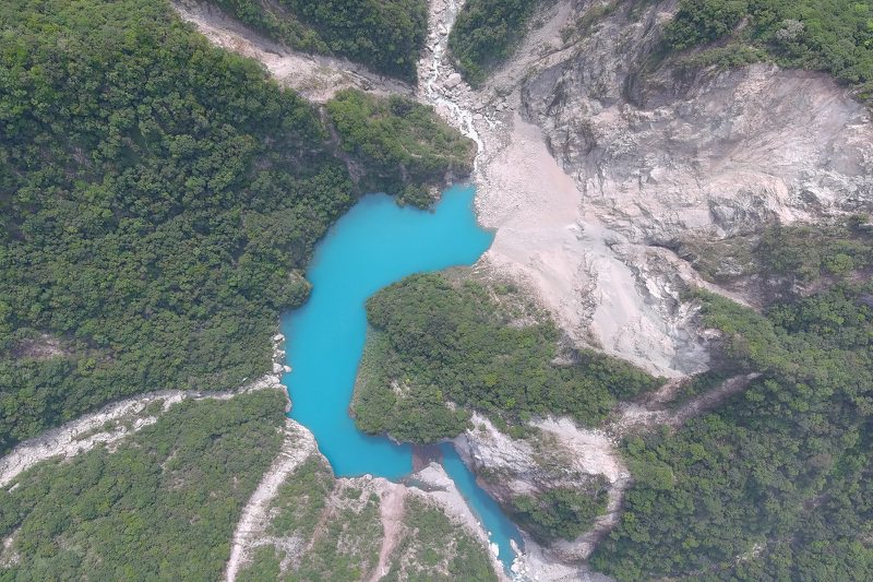 林業及自然保育署花蓮分署監測，本月3日強震過後，花蓮木瓜溪上游出現面積約5.6公頃的堰塞湖。圖／花蓮分署提供