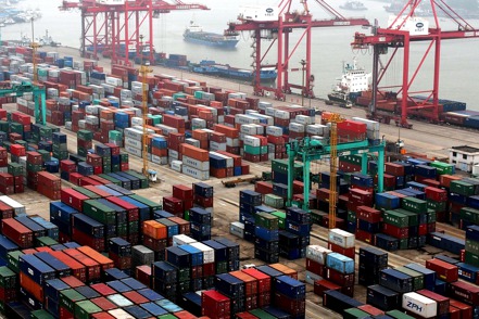 上海港2023年以吞吐量約4,915.8萬個TEU繼續位列全球榜首。 新華社