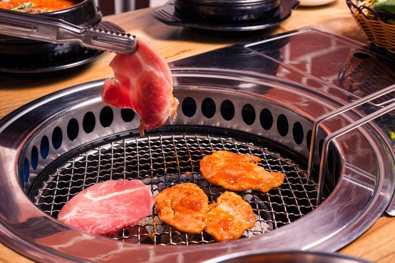 有網友抱怨，近期到日本東京某燒肉店吃飯時，由於看不懂日文，店員便拿出「外國人菜單」，不僅商品售價變貴，份量也較少。示意圖／ingimage