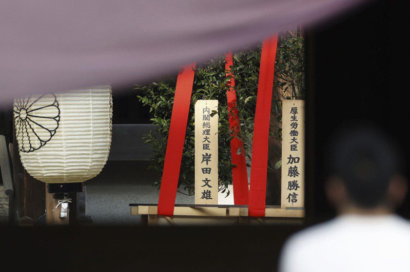 日本靖國神社今起一連3天舉行春季例大祭，首相岸田文雄循例供奉被稱為「真榊」的供品不參拜。美聯社