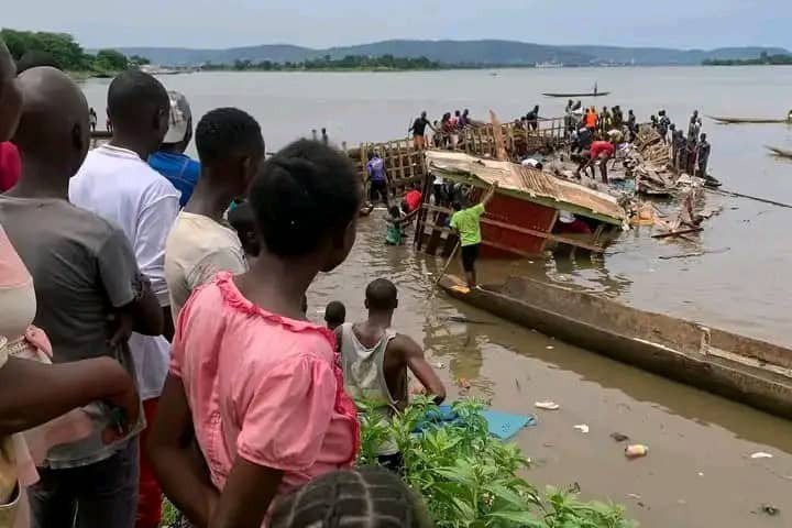 中非共和國的民防部門首長今天表示，首都班基發生船隻翻覆事故，一群民眾搭船準備出席一場葬禮，不料船隻因超載而傾斜翻覆，導致至少58人喪生。新華社