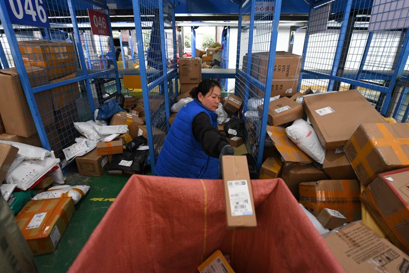 中國網購發達，但方便的投訴機制卻讓快遞員屢遭重罰。圖為大陸義烏和意電商產業園，工作人員在分揀快遞。中新社