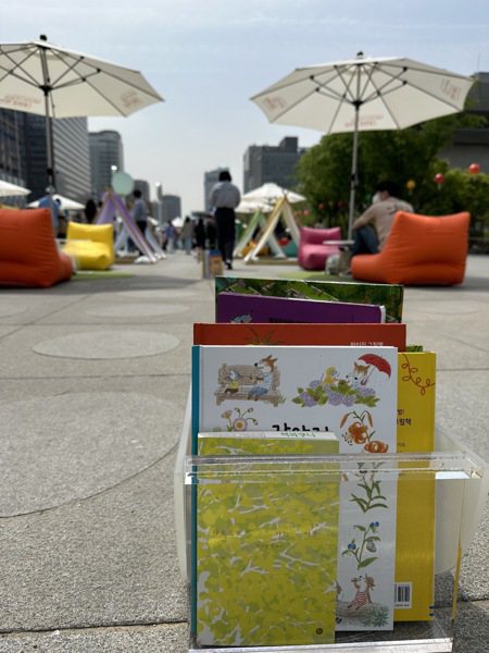 首爾市政府舉辦的「首爾露天圖書館」活動，民眾無論在哪落座，都能隨手取得書籍閱讀。中央社