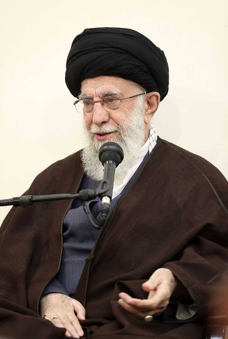 伊朗最高領袖哈米尼（Ayatollah Ali Khamenei）感謝軍方採取行動襲擊以色列，同時敦促他們「不斷追求軍事創新，並學習敵方戰術」。歐新社