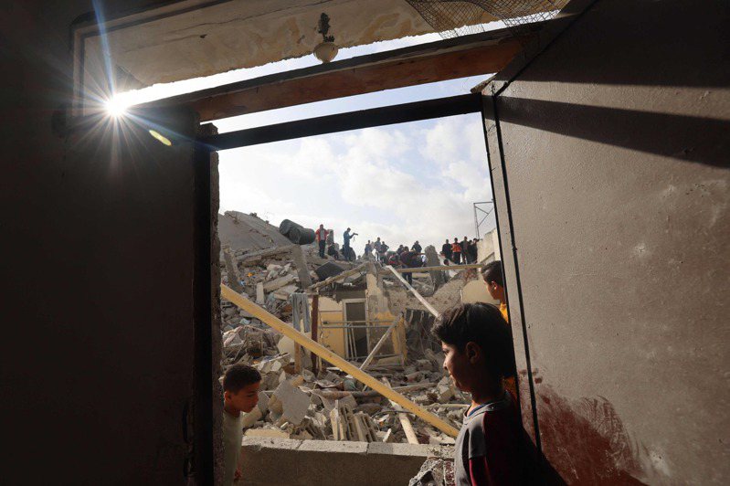 巴勒斯坦当局称，以色列昨天在约旦河西岸发动突袭造成至少14名巴勒斯坦人死亡；以色列军方表示，当地今天有2位巴勒斯坦人欲以锐器及开枪袭击以国军人，以军则开火反击。图为巴勒斯坦人正在检查以色列夜间轰炸加萨地带南部拉法一栋建筑的废墟。法新社(photo:UDN)