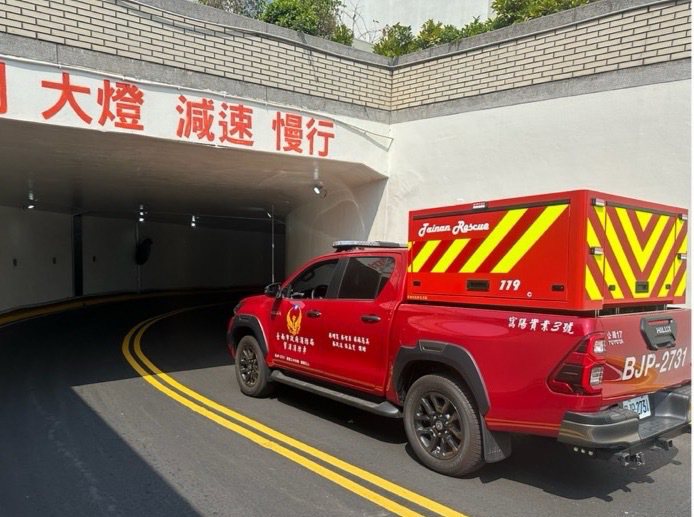 消防局推出多功能细水雾救助皮卡车，可快速进入海安路地下停车场灭火。图／台南市消防局提供