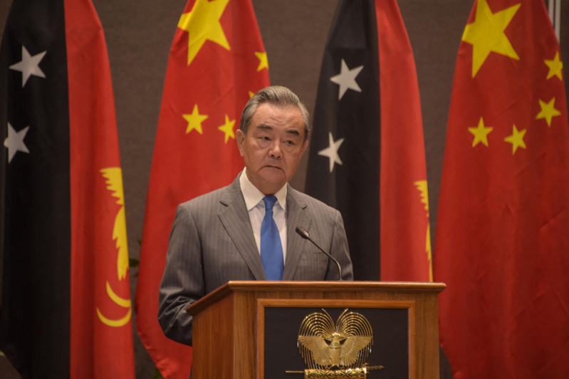 大陆外交部长王毅20日在巴布亚纽几内亚访问时表示，任何国家都不应将南太平岛国当作自己的「后院」。（法新社）