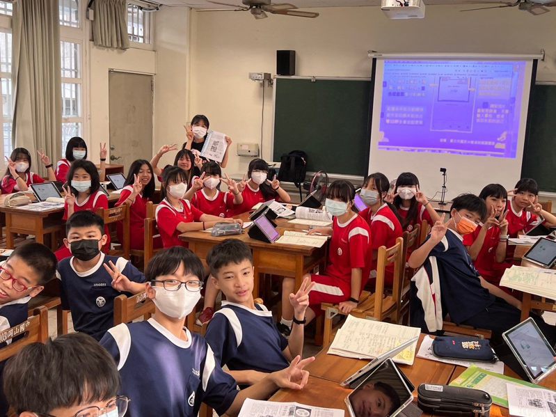 台北市教育局推出国中师生同步线上互动阅读活动，各校同学阅读文本并利用平板线上互动。图／台北市教育局提供