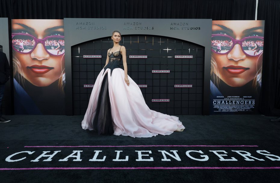 辛蒂亞在「挑戰者」洛杉磯首映會美麗亮相。圖／華納兄弟提供