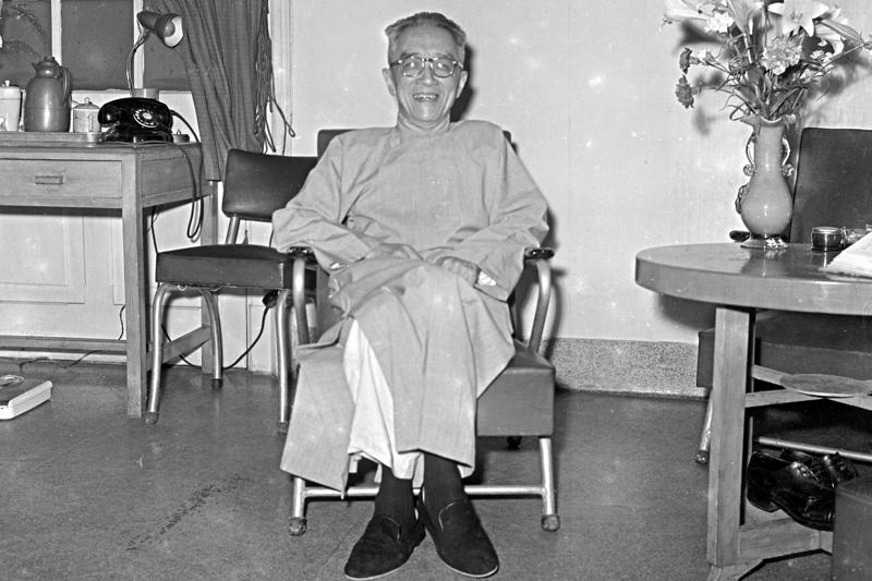 1961年中研院院長胡適博士病癒出院前接受聯合報記者訪問。圖／聯合報系資料照片