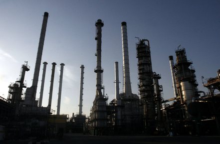 伊朗德黑蘭一處煉油設施的檔案照片。  美聯社
