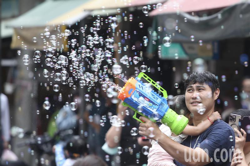 「缅甸新年浴佛活动」在中和区华新街举行，民众一旁享受泼水过节气氛。记者叶信菉／摄影