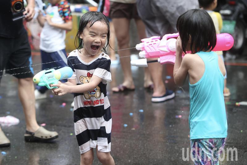 「缅甸新年浴佛活动」在中和区华新街举行，孩童泼水玩耍。记者叶信菉／摄影