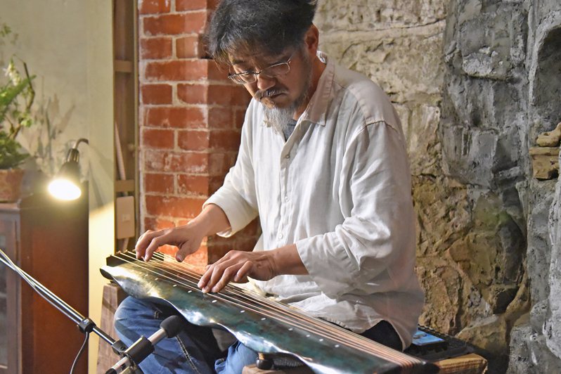 华梵大学「石碇之音」计划主持人林正雄助理教授古琴表演。图／华梵大学提供