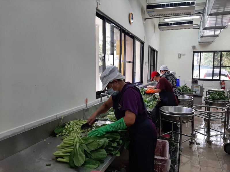 台南市教育局表示，學校午餐食材採購、驗收、製備及配膳等皆有明確的標準化作業流程。圖／南市教育局提供