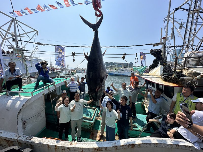 屏东东港黑鲔鱼第一尾今拍卖，重量301.8公斤、身长236公分。记者刘星君／摄影