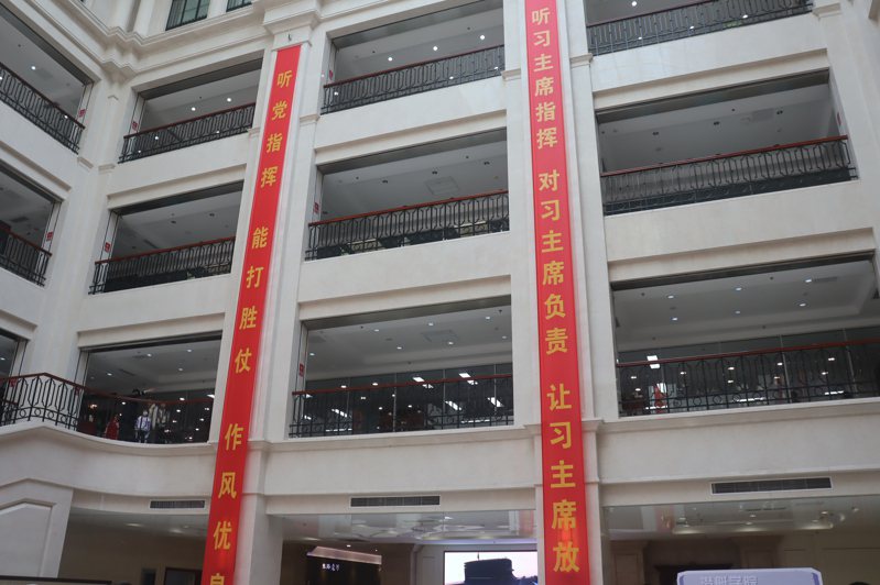 中共海军潜艇学院大厅呈现井字型。（记者廖士锋／摄影）