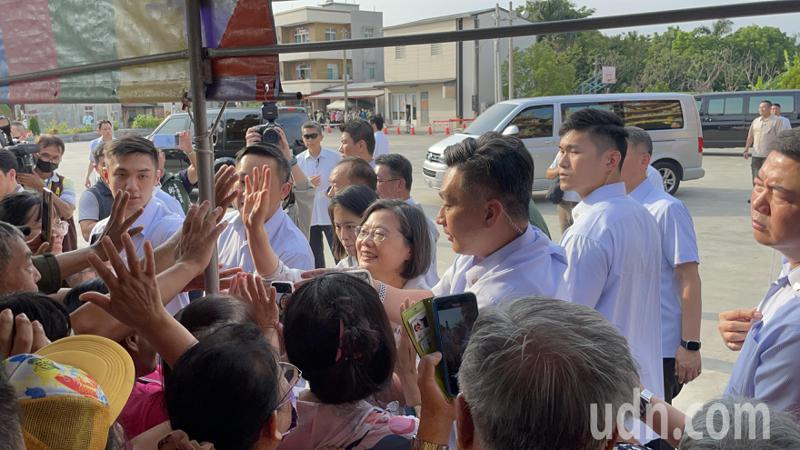 蔡英文总统离开时，走入人群与乡亲握手致意。记者蔡世伟／摄影