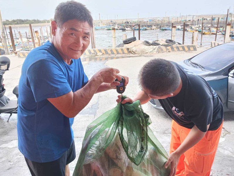 彰化县环境保护局持续招募在地渔民或蚵农成立「环保舰队」，在渔捞过程也打捞起海洋废弃物带回岸上，减少海洋污染。图／彰化县政府提供