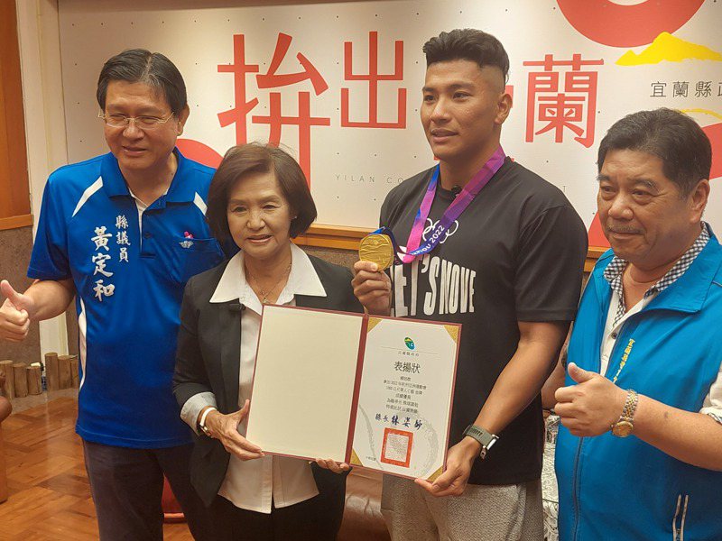 去年10月，赖冠杰（左三）拿下亚运轻艇竞速的台湾首金，在接受县长林姿妙（左二）表扬时曾说，「这只是个开始，他要证明台湾人也可以在轻艇项目与世界好手竞争」。本报资料照