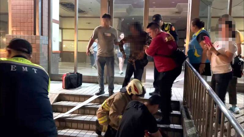 基隆市信义区大香港社区1户9楼民宅，今晚9点多发生火警。消防人员救出双手手掌烫伤的男子送医，并疏散同栋约50名住户。记者邱瑞杰／翻摄