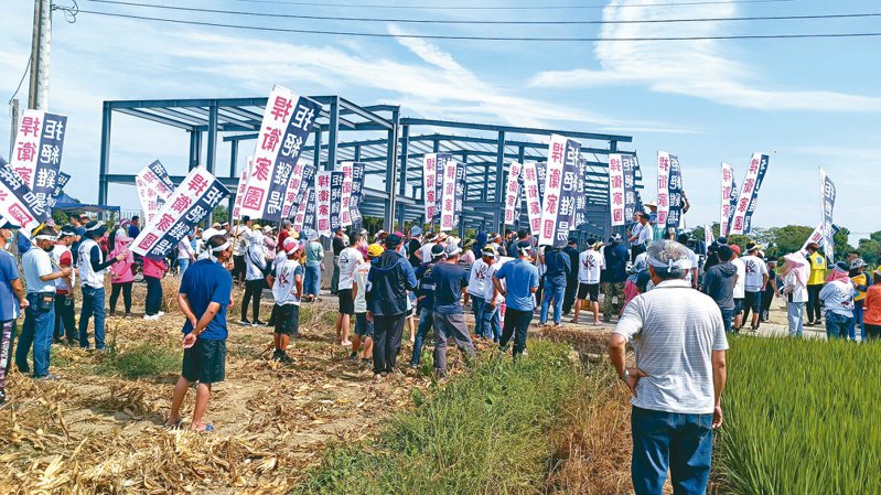 台南東山區吉貝耍部落傳出周遭農地將陸續進駐至少5座大型養雞場，昨逾200族人包圍施工中的養雞場抗議。記者謝進盛／攝影