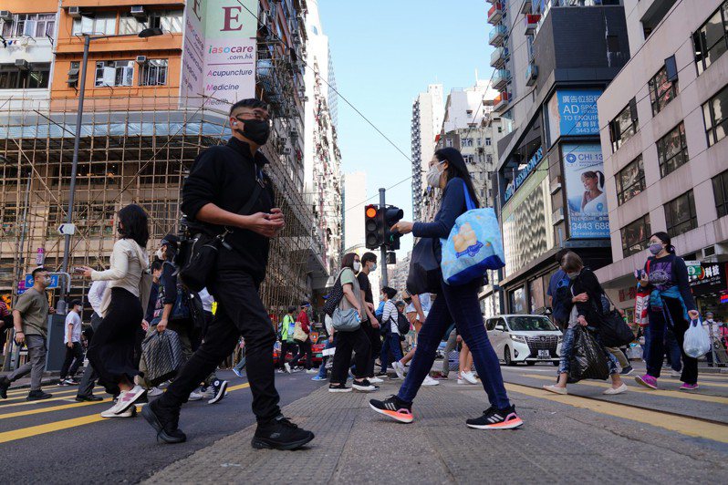 有居港超過10年的大陸女網紅便於社交平台上表示，香港是到處都「面斥不雅」的社會，有不同的規矩，更教大陸遊客有關香港的4大潛規則！中新社