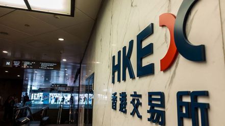 在中國大陸證監會深化對港合作的期待之下，香港股市周一領漲亞洲市場。 (新華社)