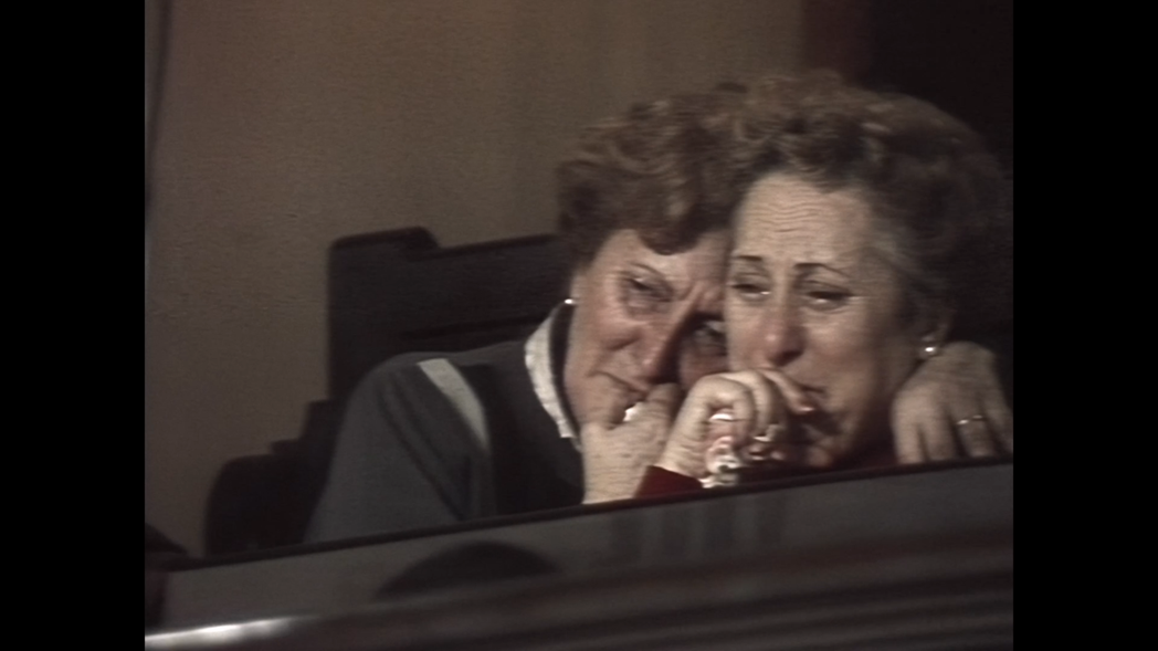 1985年軍政府審判，法庭旁聽席上，兩名哭泣的女子。 圖／TIDF提供