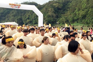 台灣虎航舉辦Tiger Run，且將在英國掀起熱潮的相撲路跑首度引進台灣，每位跑者皆穿著相撲充氣服進行比賽，現場笑果十足。圖／聯合報系資料照片