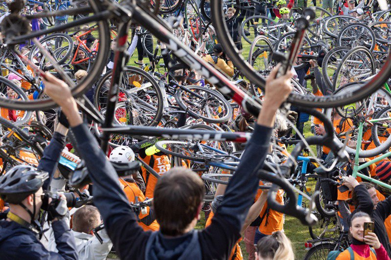 匈牙利布達佩斯舉辦自行車騎行活動，倡導人們低碳出行，並迎接世界地球日的到來。今年4月22日是第55個世界地球日。新華社