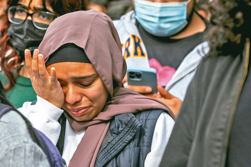 图为柏克莱加大一位不愿透露身分的巴勒斯坦女学生示威时，为在加萨家乡遇害的亲友落泪。美联社