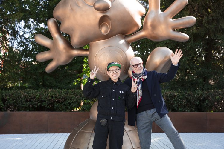 平面設計師與藝術家Verdy（左）與Swatch Art Peace Hotel CEO Carlo Giordanetti（右），共同為VICK雕塑揭幕。圖／Swatch提供