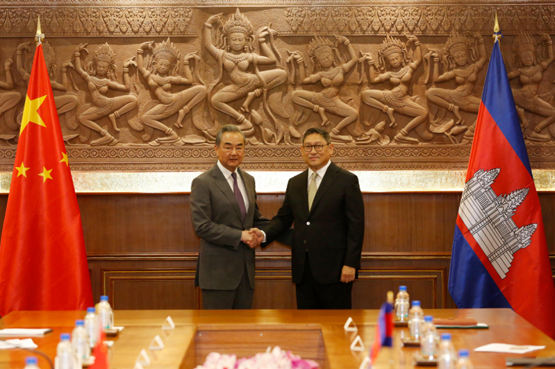中共外長王毅21日與柬埔寨副首相兼外交大臣宋金達（右）會談時，呼籲兩國共同打擊網賭電詐等違法活動。（新華社）