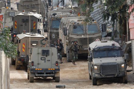 以色列國防軍的「猶太永恆營」遭控對約旦河西岸巴勒斯坦人犯下嚴重暴力，可能面臨美方制裁。圖為以色列士兵4月20日在約旦河西岸占領區執行任務。路透