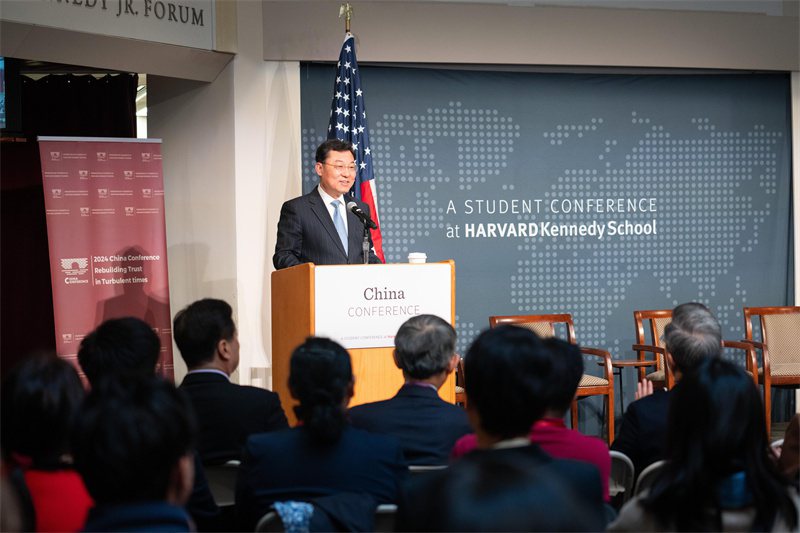 中國駐美國大使謝鋒20日在哈佛大學甘迺迪學院發表演講時，呼籲中美共同有效管控分歧。（圖／取自中國駐美國大使館官網）