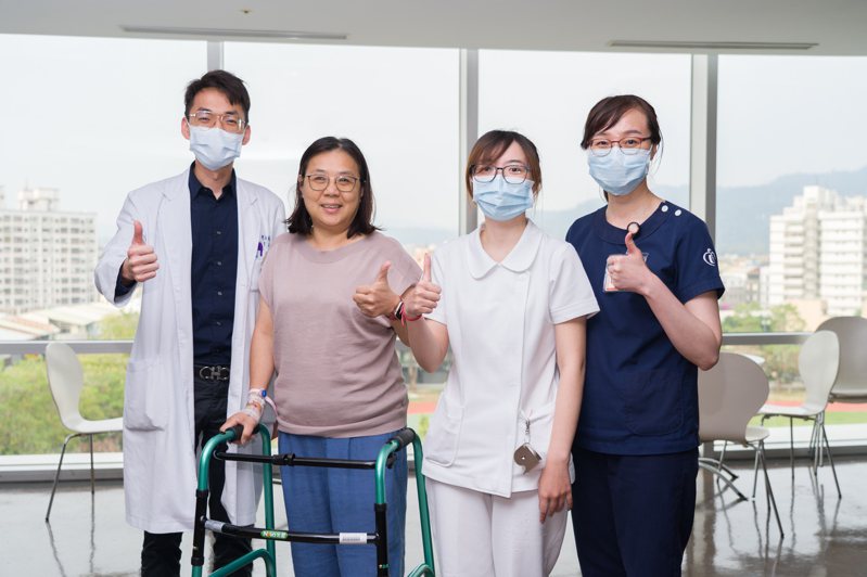 香港女遊客（左二）經手術後順利搭機返港，對台灣良好的醫療技術和親切的服務留下深刻印象。圖／長安醫院提供