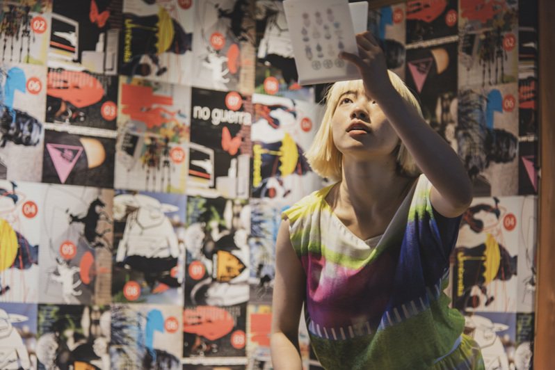 山田葵在agnès b. Gion概念店一周年活动上，安排结合舞蹈跟行动剧演出，让与会媒体都能感受到她充沛的活力与创意。图／agnès b.提供