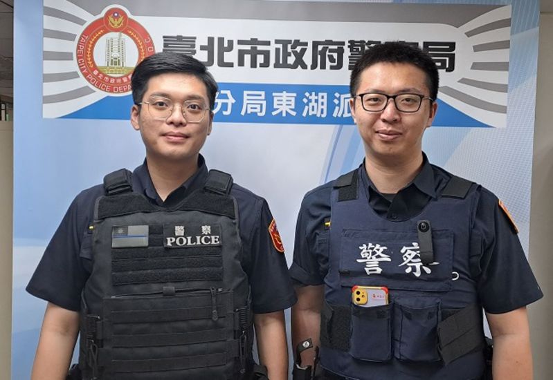 东湖派出所警员赖昱宏(左)、林育任(右)到场敲窗，挽回黄男性命。记者萧雅娟／翻摄