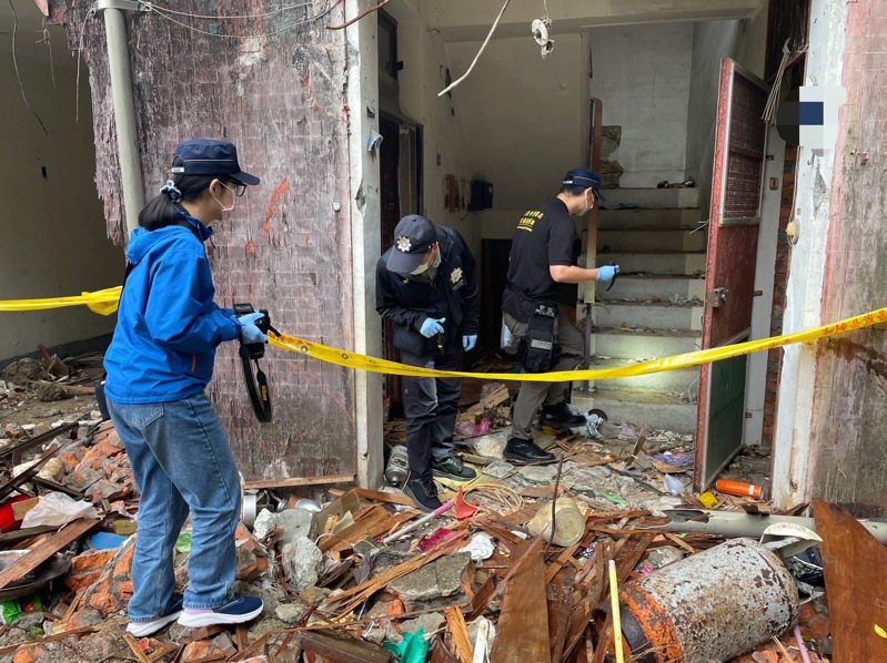 台湾港务公司发包拆除废弃宿舍，在楼梯间发现3个装著人类骨骸和字条的米袋。检警已查出其中1名死者的可能身分。记者邱瑞杰／翻摄